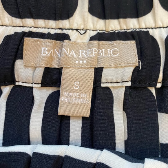 Banana Republic Black and White Geometric Print Pleated Elastic Waist Skirt - Picture 6 of 9